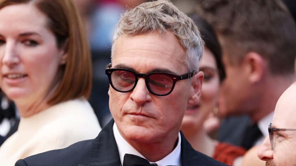 joaquin phoenix gay