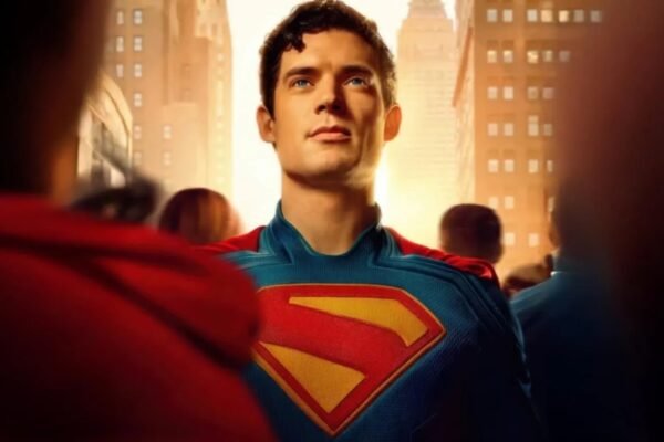 James Gunn comenta batalha entre Superman e Quarteto Fantástico nos cinemas superman cinemas